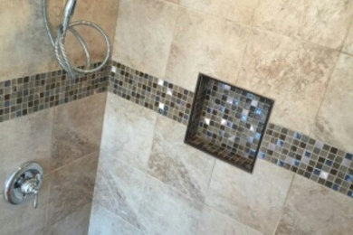Imagen de cuarto de baño mediterráneo grande con ducha empotrada, baldosas y/o azulejos multicolor, baldosas y/o azulejos en mosaico y aseo y ducha