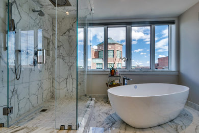 ボストンにある高級な中くらいなトランジショナルスタイルのおしゃれなマスターバスルーム (置き型浴槽、洗い場付きシャワー、白いタイル、磁器タイル、グレーの壁、磁器タイルの床、白い床、開き戸のシャワー) の写真