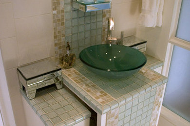 シンシナティにある中くらいなコンテンポラリースタイルのおしゃれなバスルーム (浴槽なし) (ベッセル式洗面器、タイルの洗面台、アルコーブ型シャワー、マルチカラーのタイル、ガラスタイル、ベージュの壁) の写真