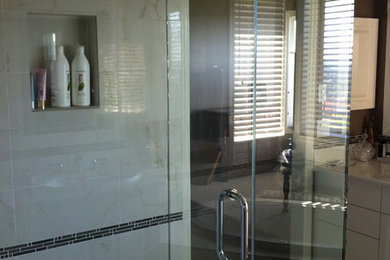 カルガリーにあるトランジショナルスタイルのおしゃれな浴室の写真
