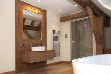 Modernes Badezimmer in Surrey