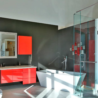 Mittelgroßes Modernes Badezimmer En Suite mit flächenbündigen Schrankfronten, roten Schränken, Quarzwerkstein-Waschtisch, freistehender Badewanne, Eckdusche, grauen Fliesen und grauer Wandfarbe in Toronto