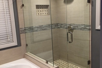 Пример оригинального дизайна: главная ванная комната среднего размера в стиле неоклассика (современная классика) с фасадами с выступающей филенкой, серыми фасадами, бежевыми стенами, врезной раковиной, мраморной столешницей, ванной в нише и угловым душем