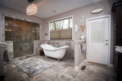 オレンジカウンティにある広いトランジショナルスタイルのおしゃれなマスターバスルーム (置き型浴槽、アルコーブ型シャワー、開き戸のシャワー、グレーのタイル、石タイル、グレーの壁、セラミックタイルの床、グレーの床) の写真