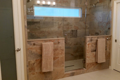ダラスにあるトランジショナルスタイルのおしゃれな浴室 (ダブルシャワー、磁器タイル) の写真