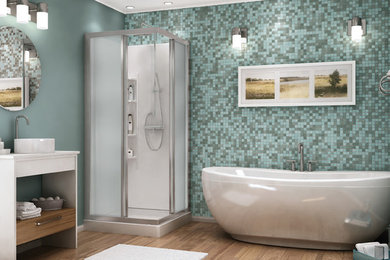 Ejemplo de cuarto de baño principal actual grande con bañera exenta, ducha esquinera, baldosas y/o azulejos azules, baldosas y/o azulejos en mosaico, paredes azules y suelo de bambú