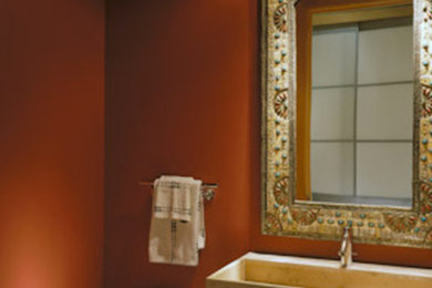 Idee per una stanza da bagno con lavabo rettangolare e pareti arancioni