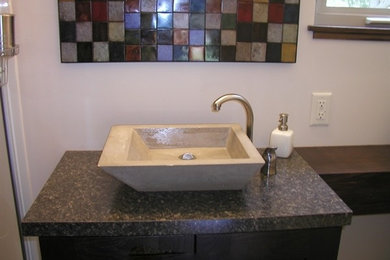 Modelo de cuarto de baño grande con lavabo sobreencimera, baldosas y/o azulejos multicolor, paredes blancas y aseo y ducha