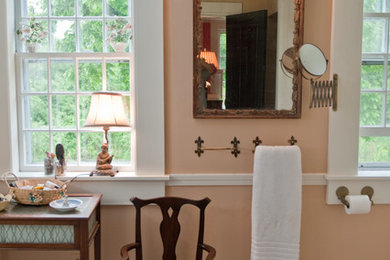 Kleines Klassisches Badezimmer mit rosa Wandfarbe und Keramikboden in Boston