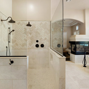 Inspiration för ett mycket stort lantligt en-suite badrum, med luckor med upphöjd panel, skåp i mellenmörkt trä, ett fristående badkar, en dubbeldusch, en toalettstol med hel cisternkåpa, beige kakel, marmorkakel, beige väggar, travertin golv, ett nedsänkt handfat, granitbänkskiva, vitt golv och med dusch som är öppen