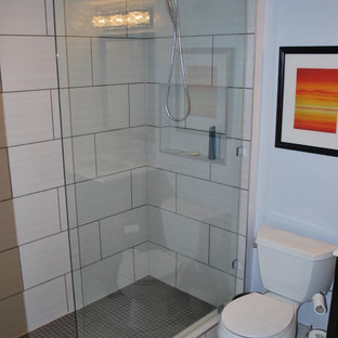 Idéer för små funkis badrum med dusch, med skåp i shakerstil, skåp i mörkt trä, en dusch i en alkov, en toalettstol med separat cisternkåpa, beige kakel, porslinskakel, beige väggar, laminatgolv, ett undermonterad handfat, bänkskiva i akrylsten, beiget golv och dusch med gångjärnsdörr