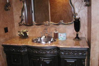 Modelo de cuarto de baño principal con armarios con paneles con relieve, puertas de armario de madera en tonos medios, encimera de mármol, ducha empotrada, baldosas y/o azulejos beige y baldosas y/o azulejos de cerámica