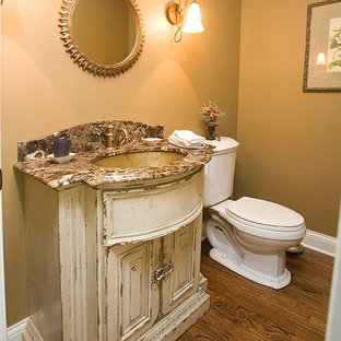Mittelgroßes Shabby-Chic Duschbad mit verzierten Schränken, beigen Schränken, braunem Holzboden, Wandtoilette mit Spülkasten, brauner Wandfarbe, Unterbauwaschbecken, Granit-Waschbecken/Waschtisch und braunem Boden in Chicago