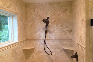 ボルチモアにある中くらいなおしゃれな浴室 (アルコーブ型シャワー、マルチカラーのタイル、石タイル) の写真