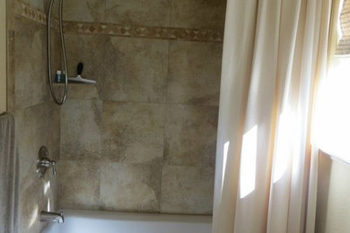 Ejemplo de cuarto de baño principal clásico de tamaño medio con baldosas y/o azulejos beige