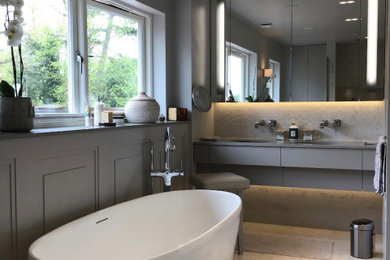 Ejemplo de cuarto de baño principal, doble y a medida actual de tamaño medio con puertas de armario grises, baldosas y/o azulejos blancos, encimera de madera y encimeras grises