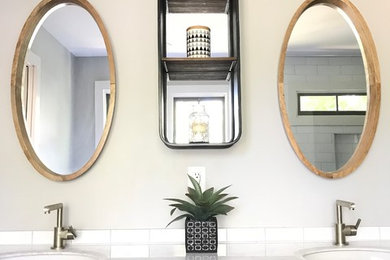 Diseño de cuarto de baño minimalista con bañera exenta, baldosas y/o azulejos blancos, baldosas y/o azulejos de cemento, paredes grises y suelo negro