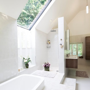 Foto di una grande stanza da bagno padronale contemporanea con lavabo sospeso, vasca da incasso, doccia aperta, piastrelle bianche, pareti bianche, WC sospeso, piastrelle in gres porcellanato, pavimento in gres porcellanato e doccia aperta