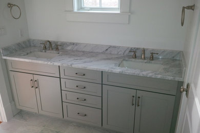 Foto de cuarto de baño principal clásico pequeño con armarios estilo shaker, puertas de armario grises, paredes blancas, suelo de mármol, lavabo bajoencimera y encimera de mármol