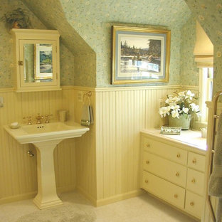 Esempio di una stanza da bagno padronale country di medie dimensioni con ante lisce, ante bianche, pareti verdi, pavimento con piastrelle in ceramica, lavabo a colonna, top in superficie solida e pavimento bianco