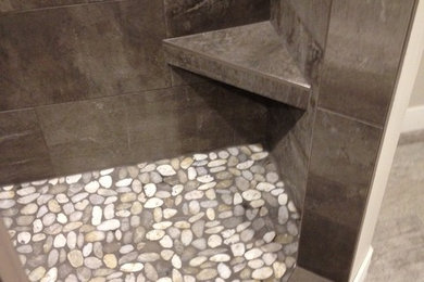 Diseño de cuarto de baño principal clásico renovado de tamaño medio con ducha esquinera, baldosas y/o azulejos grises, baldosas y/o azulejos de porcelana, paredes grises y suelo de baldosas de porcelana