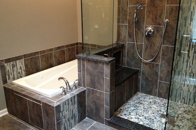 フェニックスにある高級な中くらいなトランジショナルスタイルのおしゃれなバスルーム (浴槽なし) (フラットパネル扉のキャビネット、黒いキャビネット、コーナー型浴槽、オープン型シャワー、一体型トイレ	、黒いタイル、セラミックタイル、ベージュの壁、セラミックタイルの床、ペデスタルシンク、グレーの床、オープンシャワー) の写真