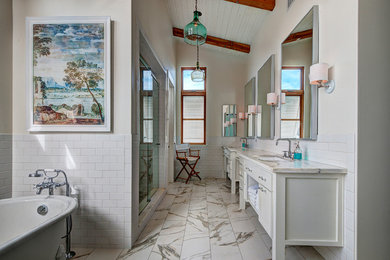 Свежая идея для дизайна: большая главная ванная комната в морском стиле с фасадами в стиле шейкер, белыми фасадами, ванной на ножках, душем в нише, унитазом-моноблоком, белой плиткой, плиткой кабанчик, белыми стенами, мраморным полом, врезной раковиной, мраморной столешницей, разноцветным полом и душем с распашными дверями - отличное фото интерьера