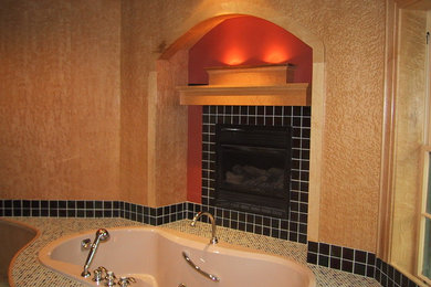 Ejemplo de cuarto de baño principal minimalista con bañera encastrada, baldosas y/o azulejos multicolor, baldosas y/o azulejos en mosaico y paredes beige