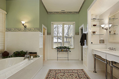 フェニックスにある高級な広いトラディショナルスタイルのおしゃれなマスターバスルーム (ドロップイン型浴槽、白いタイル、サブウェイタイル、緑の壁、モザイクタイル、アンダーカウンター洗面器、人工大理石カウンター) の写真