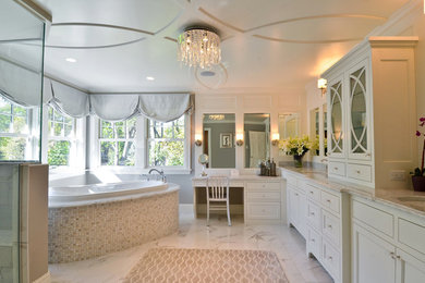 Diseño de cuarto de baño principal tradicional renovado grande con armarios estilo shaker, puertas de armario blancas, bañera encastrada, ducha empotrada, paredes blancas, suelo de mármol, lavabo bajoencimera y encimera de mármol