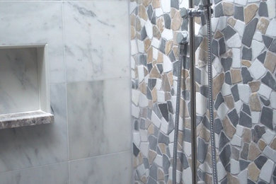 Imagen de cuarto de baño principal de tamaño medio con baldosas y/o azulejos multicolor