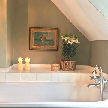 A relaxing bathroom under the eaves