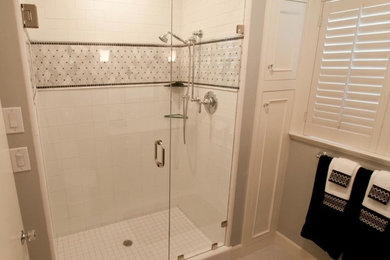 サンフランシスコにある中くらいなおしゃれなバスルーム (浴槽なし) (アルコーブ型シャワー、グレーの壁、セラミックタイルの床) の写真
