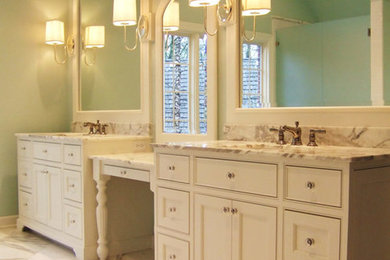 Imagen de cuarto de baño principal clásico grande con armarios estilo shaker, puertas de armario blancas, paredes verdes, suelo de mármol, lavabo bajoencimera y encimera de mármol