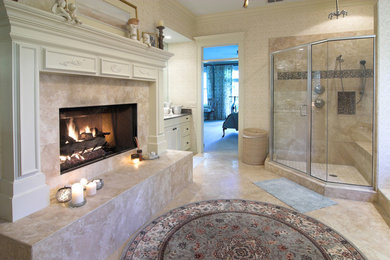 На фото: большая главная ванная комната в классическом стиле с угловым душем, бежевыми стенами, мраморным полом, фасадами с выступающей филенкой, белыми фасадами, врезной раковиной и столешницей из искусственного кварца с