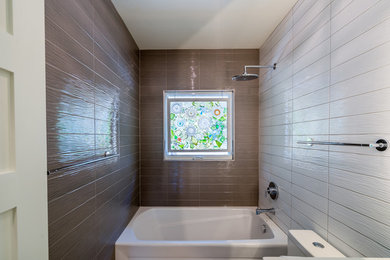 デンバーにある中くらいなトランジショナルスタイルのおしゃれな浴室 (茶色い壁) の写真