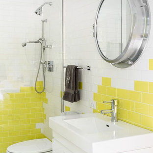 Idee per una stanza da bagno per bambini design con ante lisce, ante bianche, piastrelle bianche, piastrelle gialle, piastrelle diamantate e lavabo integrato
