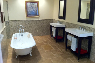 Modelo de cuarto de baño de tamaño medio con baldosas y/o azulejos beige y baldosas y/o azulejos de cerámica