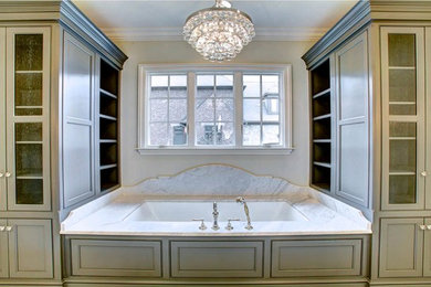 Modelo de cuarto de baño principal clásico grande con puertas de armario grises, encimera de mármol, bañera encastrada sin remate, paredes grises y armarios estilo shaker