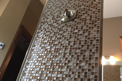 Großes Klassisches Badezimmer En Suite mit offener Dusche, farbigen Fliesen, Mosaikfliesen und brauner Wandfarbe in Seattle