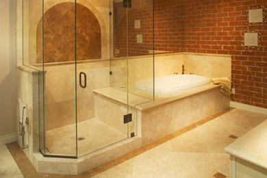 Inspiration pour une très grande salle de bain principale avec une baignoire posée, une douche ouverte et un sol en carrelage de céramique.