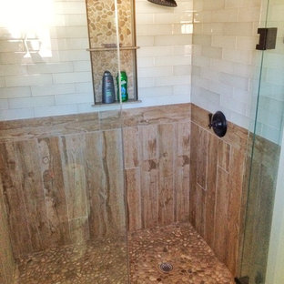 Immagine di una piccola stanza da bagno padronale country con piastrelle beige e piastrelle di vetro