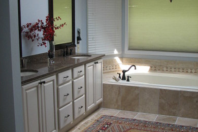 Diseño de cuarto de baño principal clásico grande con baldosas y/o azulejos beige, baldosas y/o azulejos de cerámica y suelo de baldosas de cerámica