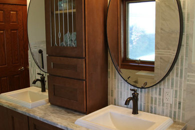 Ejemplo de cuarto de baño principal clásico renovado de tamaño medio con armarios estilo shaker, puertas de armario de madera en tonos medios, lavabo encastrado, encimera de mármol y suelo de mármol