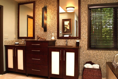 ボルチモアにある高級な広いコンテンポラリースタイルのおしゃれなマスターバスルーム (フラットパネル扉のキャビネット、濃色木目調キャビネット、マルチカラーのタイル、モザイクタイル、マルチカラーの壁、セラミックタイルの床、アンダーカウンター洗面器、ベージュの床) の写真