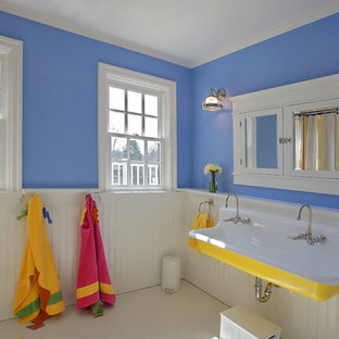 Foto de cuarto de baño infantil, clásico, con lavabo de seno grande y paredes azules