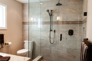 Example of a mid-sized trendy master beige tile corner shower design in Toronto with a one-piece toilet and beige walls
