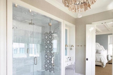 Пример оригинального дизайна: главная ванная комната среднего размера в современном стиле с белыми фасадами, отдельно стоящей ванной, душем в нише, серыми стенами, мраморным полом, серым полом и душем с распашными дверями