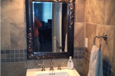 Badezimmer mit Sockelwaschbecken, Granit-Waschbecken/Waschtisch, beigen Fliesen, beiger Wandfarbe und Keramikboden in St. Louis