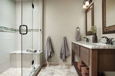 Imagen de cuarto de baño principal de tamaño medio con baldosas y/o azulejos beige, paredes beige y lavabo bajoencimera
